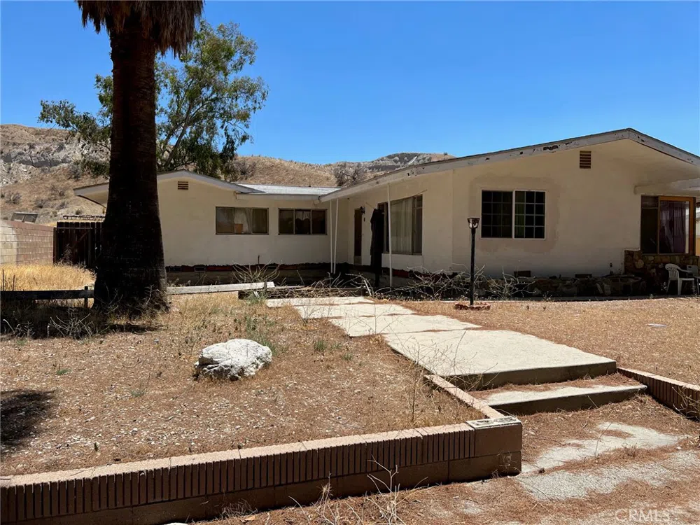 15840 Sierra Highway Canyon Country, CA 91390