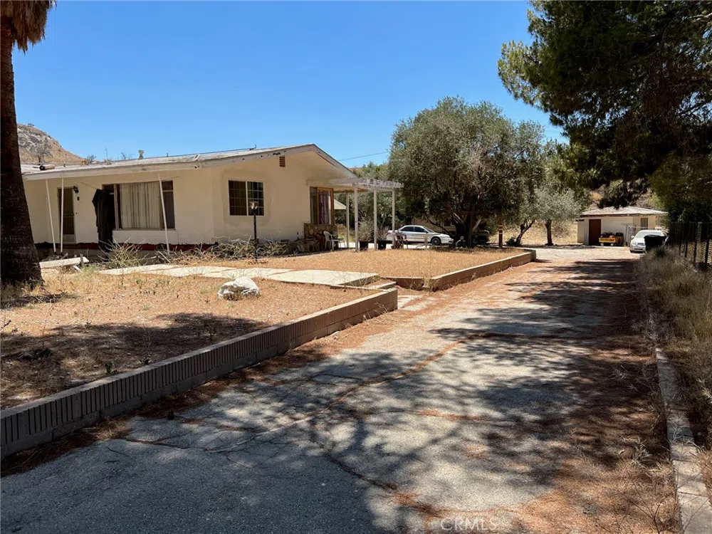 15840 Sierra Highway Canyon Country, CA 91390