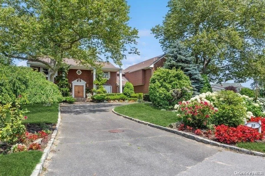 30 Thixton Drive Hewlett Harbor, NY 11557