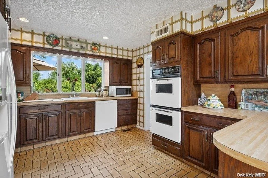 30 Thixton Drive Hewlett Harbor, NY 11557
