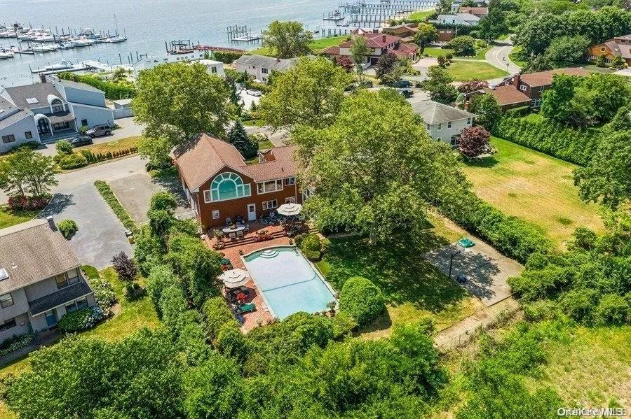 30 Thixton Drive Hewlett Harbor, NY 11557