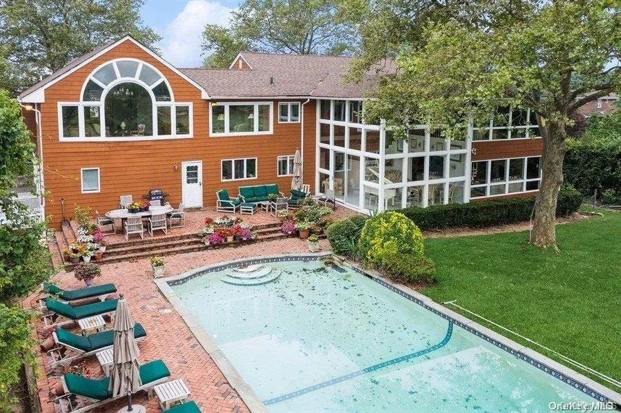 30 Thixton Drive Hewlett Harbor, NY 11557
