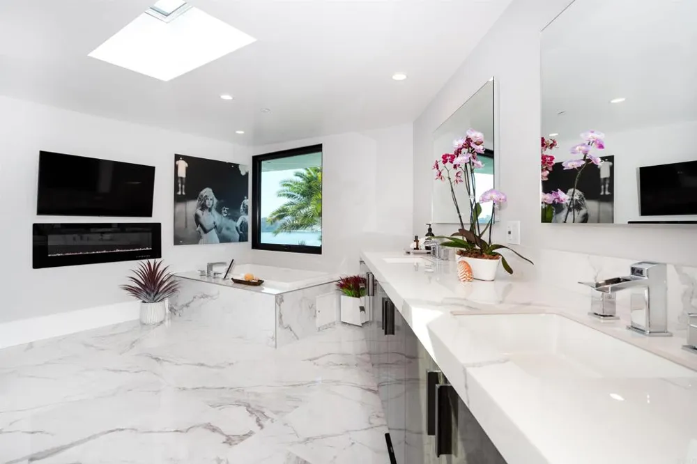 1095 Hoover Street Carlsbad, CA 92008