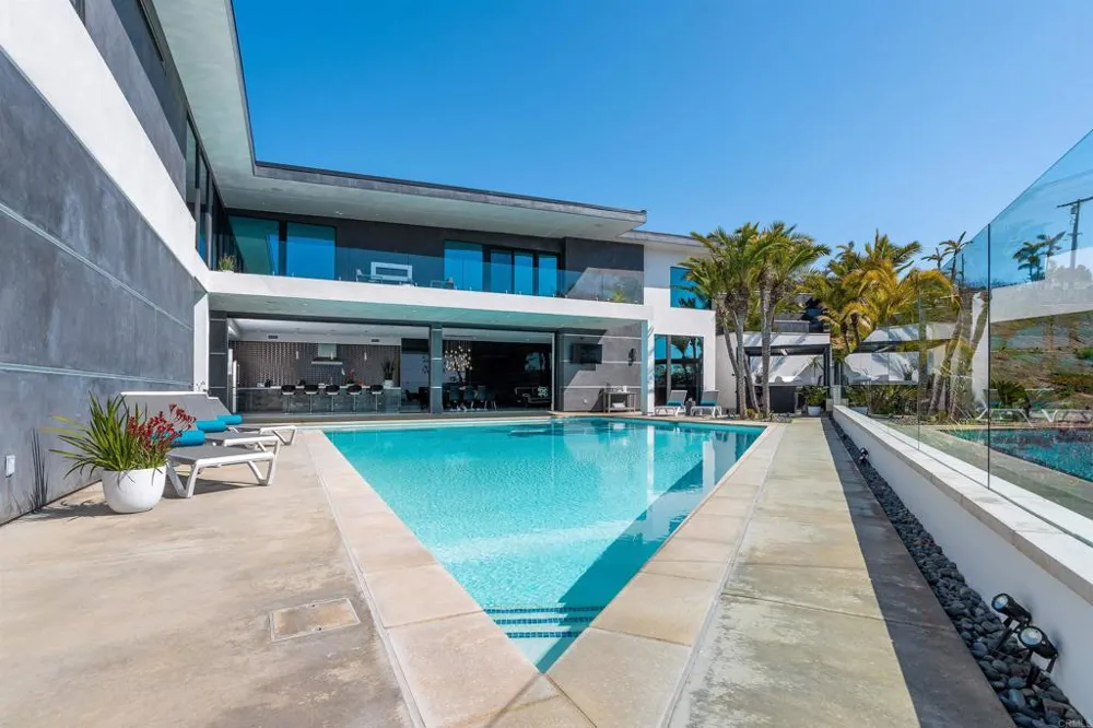 1095 Hoover Street Carlsbad, CA 92008
