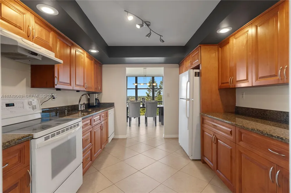 800 Parkview Dr #909 Hallandale Beach, FL 33009