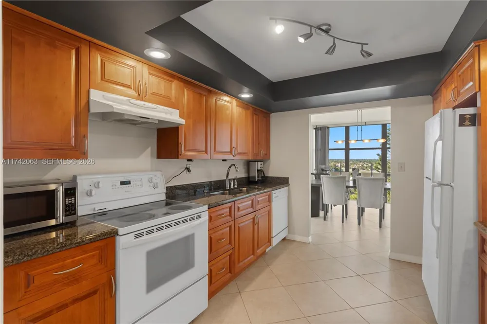 800 Parkview Dr #909 Hallandale Beach, FL 33009
