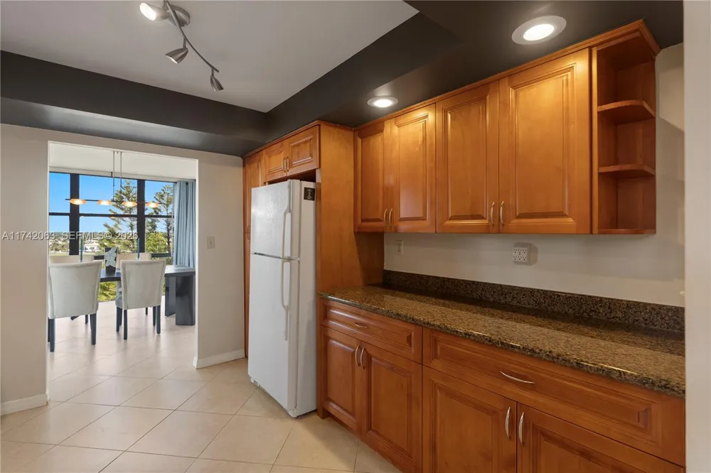 800 Parkview Dr #909 Hallandale Beach, FL 33009