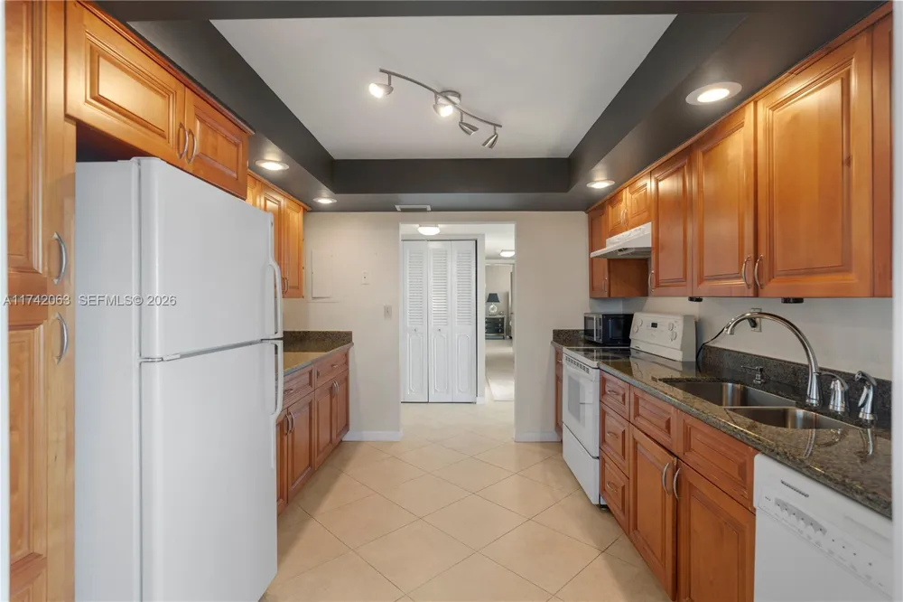 800 Parkview Dr #909 Hallandale Beach, FL 33009