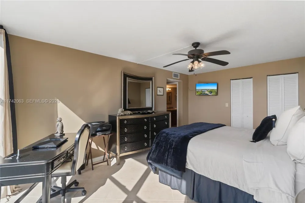 800 Parkview Dr #909 Hallandale Beach, FL 33009