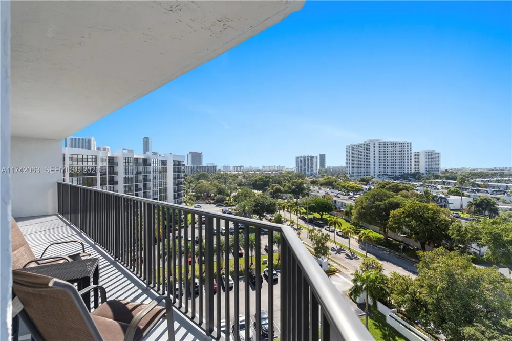 800 Parkview Dr #909 Hallandale Beach, FL 33009