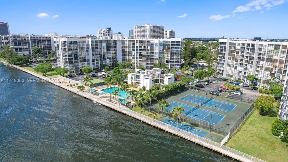 800 Parkview Dr #909 Hallandale Beach, FL 33009