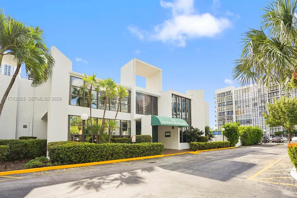 800 Parkview Dr #909 Hallandale Beach, FL 33009