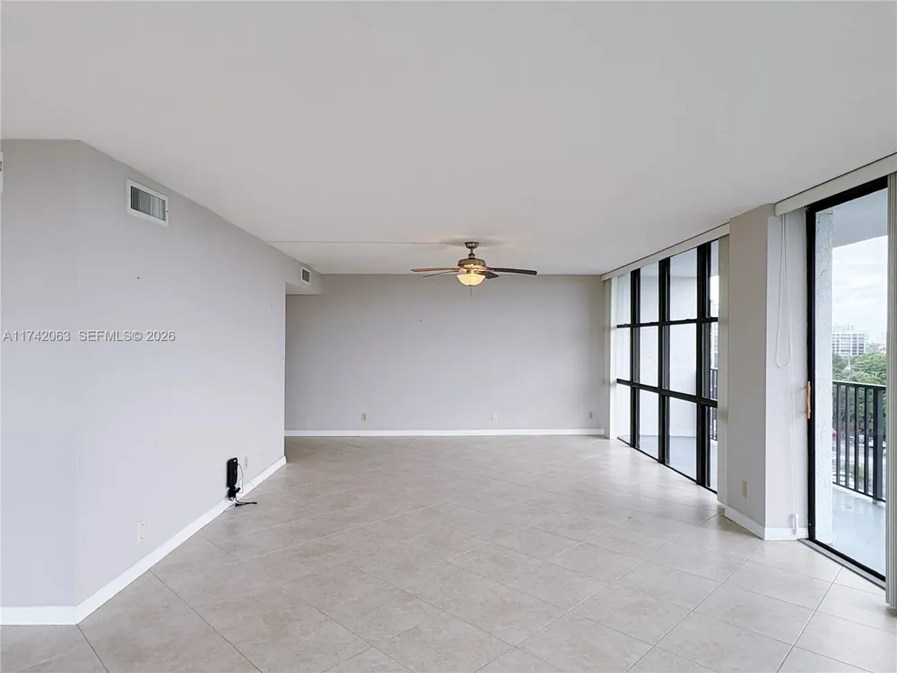800 Parkview Dr #909 Hallandale Beach, FL 33009