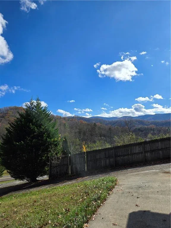 325 Scataway Road Hiawassee, GA 30546
