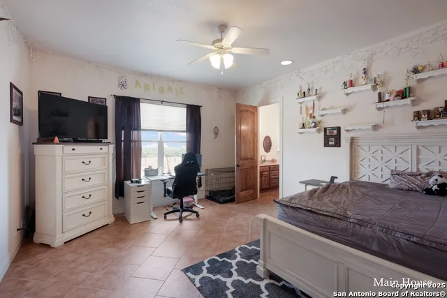 208 Private Road 378 Rio Medina, TX 78066