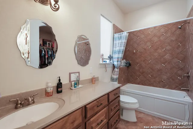 208 Private Road 378 Rio Medina, TX 78066