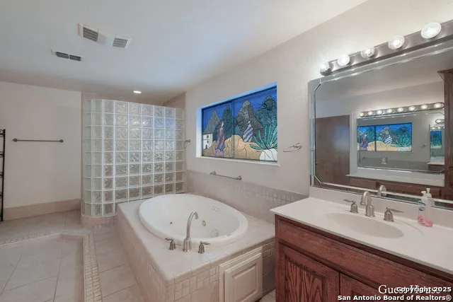 208 Private Road 378 Rio Medina, TX 78066