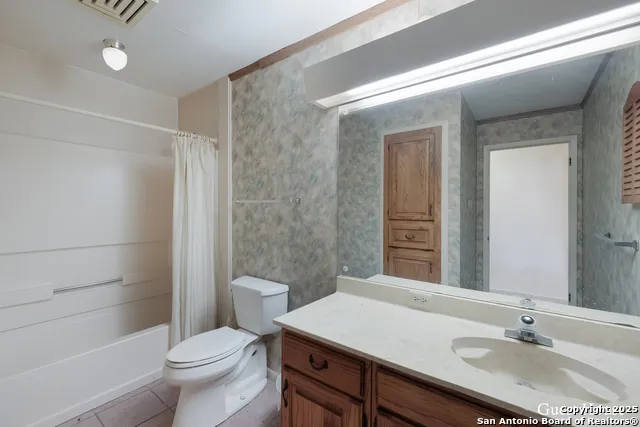 208 Private Road 378 Rio Medina, TX 78066