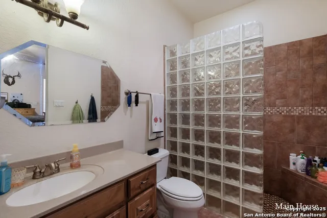 208 Private Road 378 Rio Medina, TX 78066