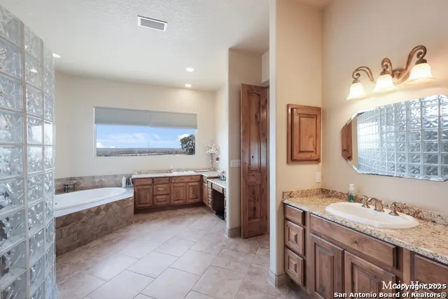 208 Private Road 378 Rio Medina, TX 78066