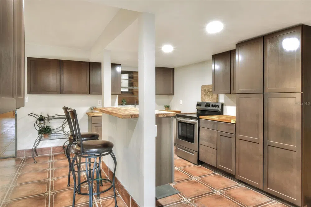 1880 CRYSTAL LAKE DRIVE #4 Lakeland, FL 33801