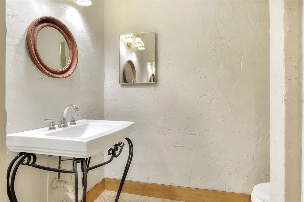 1880 CRYSTAL LAKE DRIVE #4 Lakeland, FL 33801