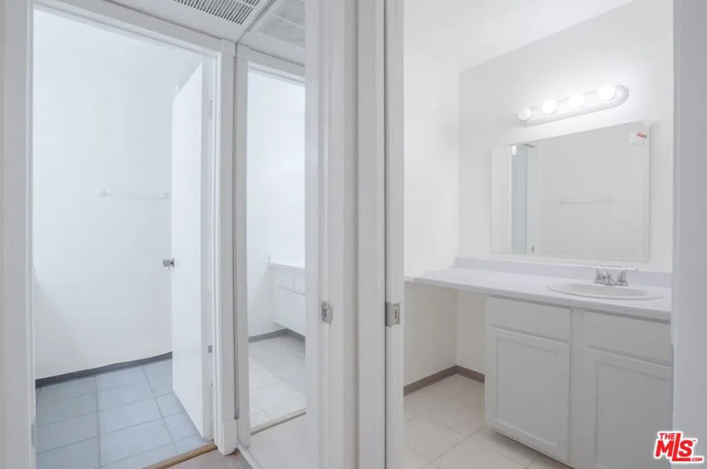 729 S Hobart Boulevard #18 Los Angeles, CA 90005