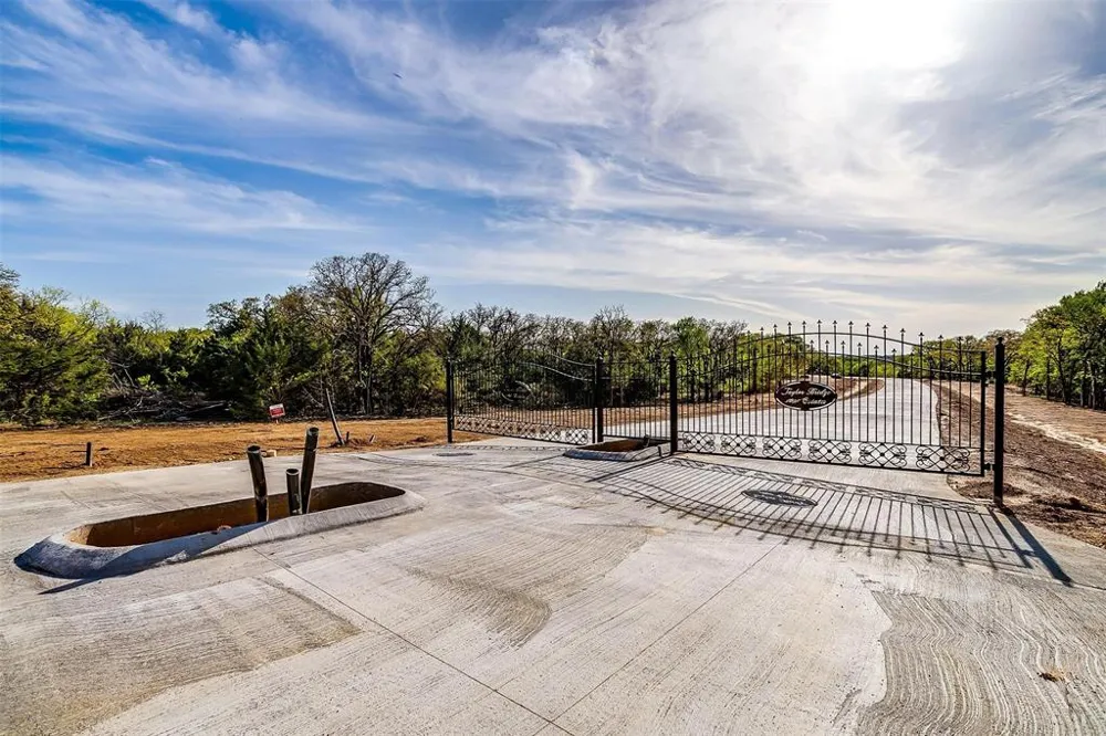 1649 Private Access 60200 Burleson, TX 76028