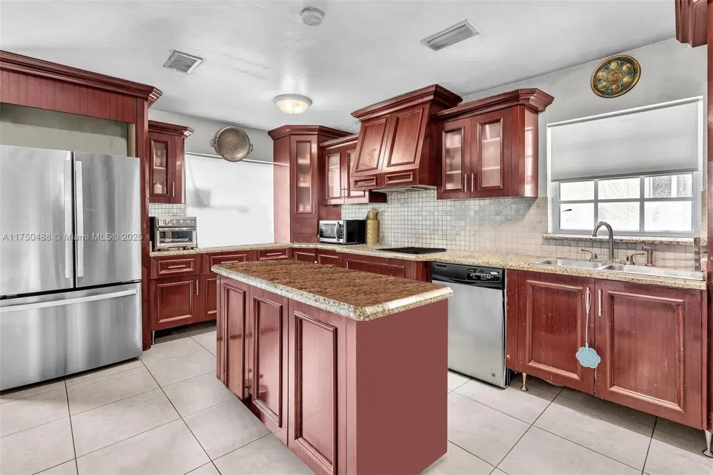 2631 NE 214th St Miami, FL 33180