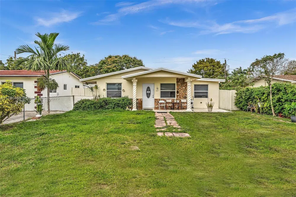 2631 NE 214th St Miami, FL 33180