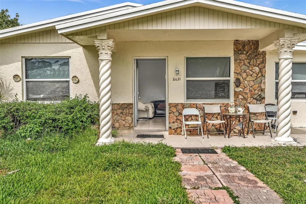 2631 NE 214th St Miami, FL 33180