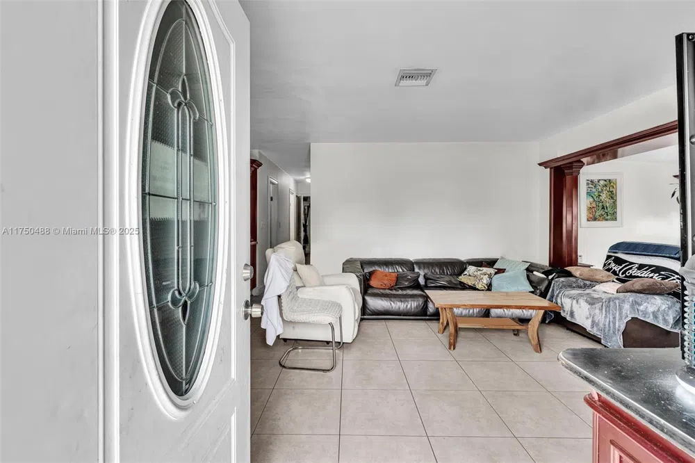 2631 NE 214th St Miami, FL 33180
