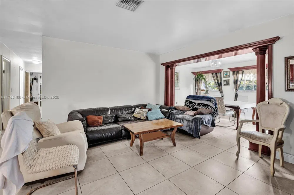2631 NE 214th St Miami, FL 33180