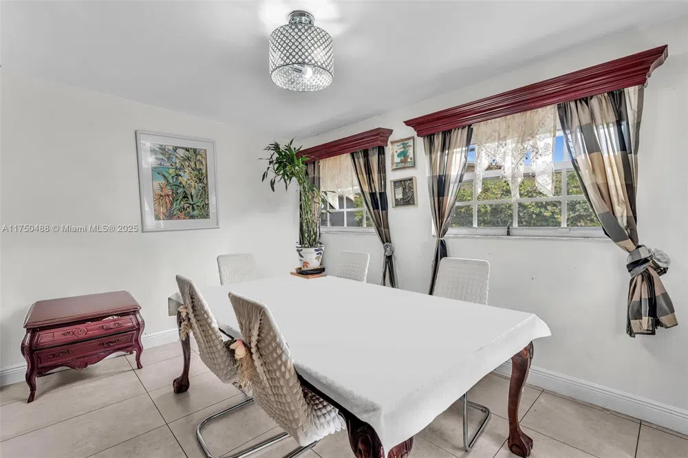 2631 NE 214th St Miami, FL 33180