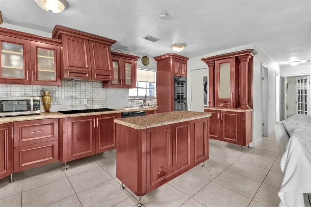 2631 NE 214th St Miami, FL 33180