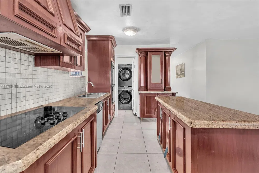 2631 NE 214th St Miami, FL 33180