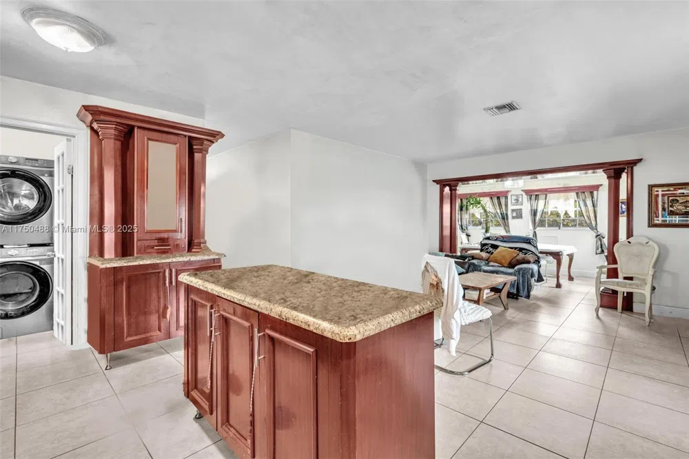 2631 NE 214th St Miami, FL 33180