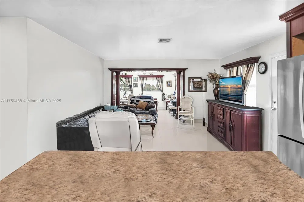 2631 NE 214th St Miami, FL 33180