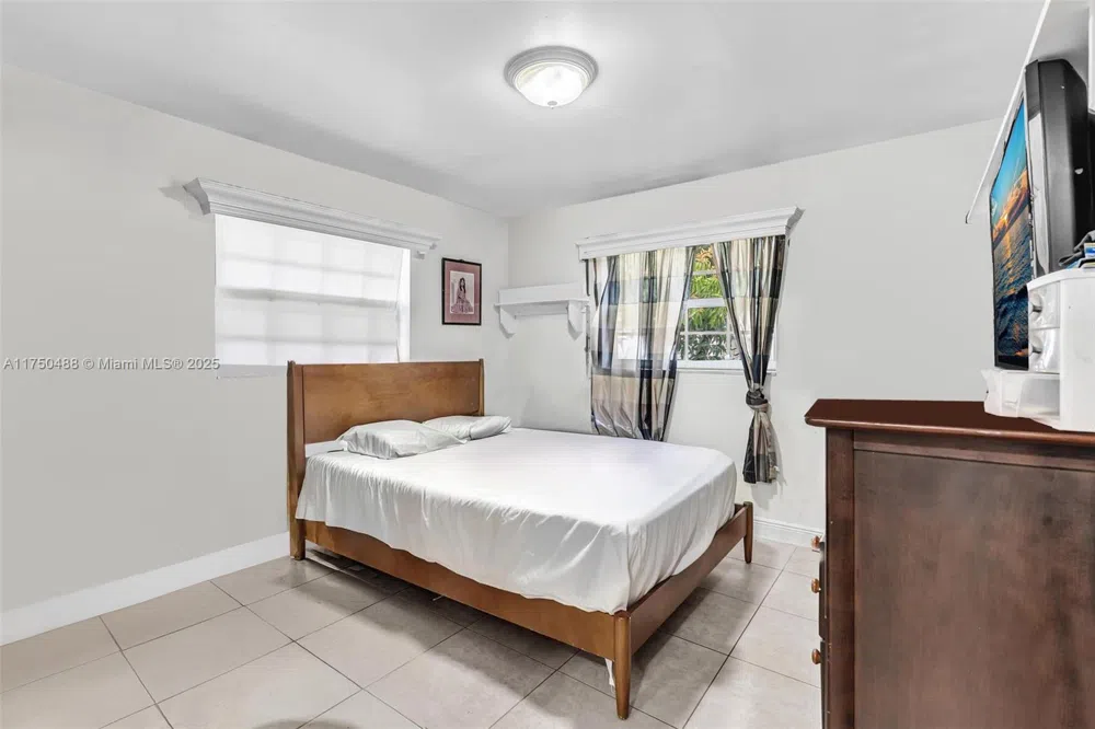 2631 NE 214th St Miami, FL 33180