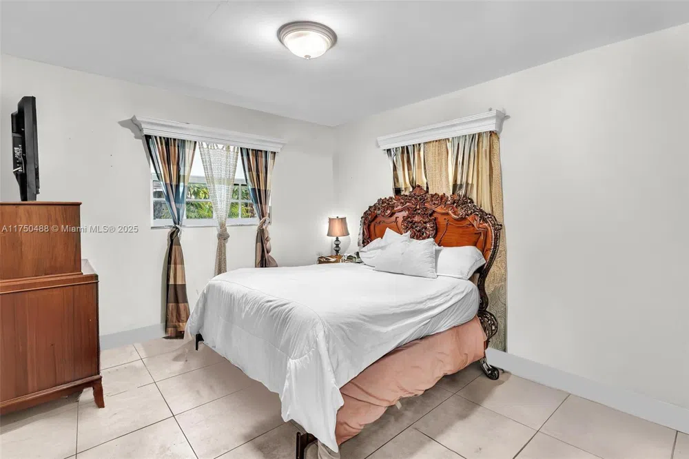 2631 NE 214th St Miami, FL 33180