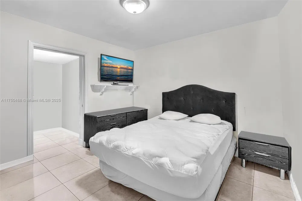 2631 NE 214th St Miami, FL 33180
