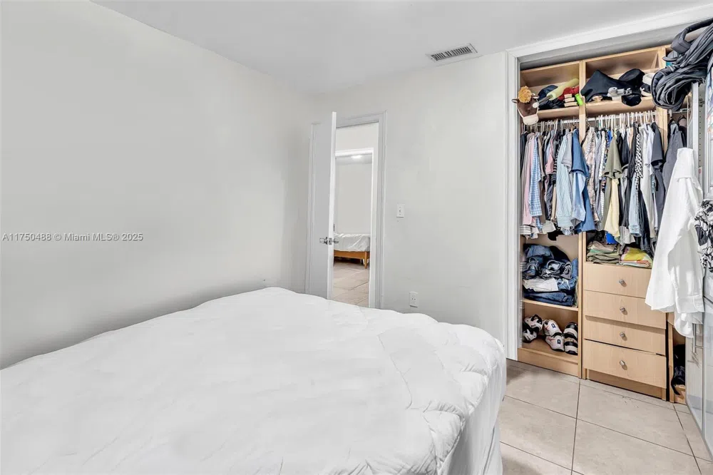2631 NE 214th St Miami, FL 33180
