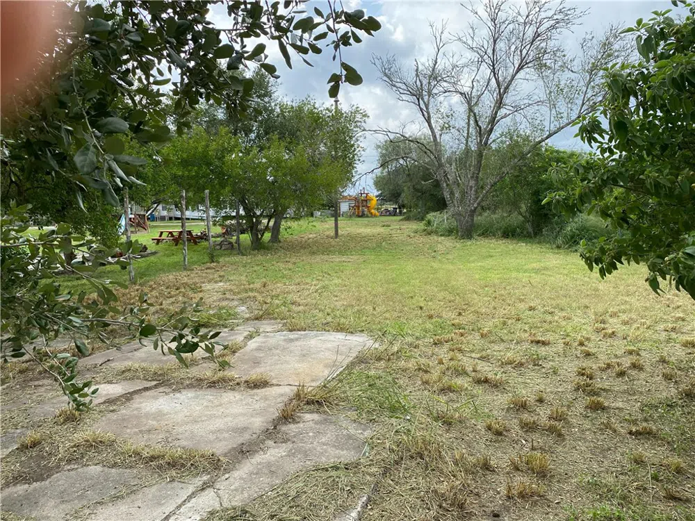 806 W 3rd Street W Bishop, TX 78343