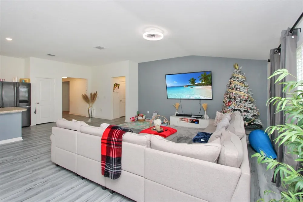 2220 GLADIOLUS LANE Mascotte, FL 34753