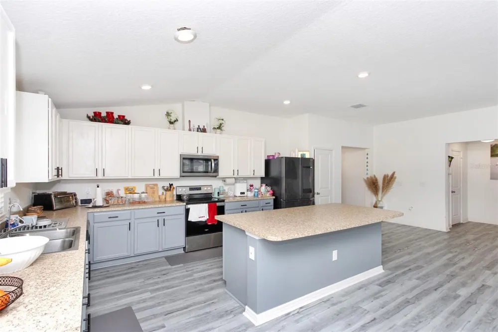2220 GLADIOLUS LANE Mascotte, FL 34753