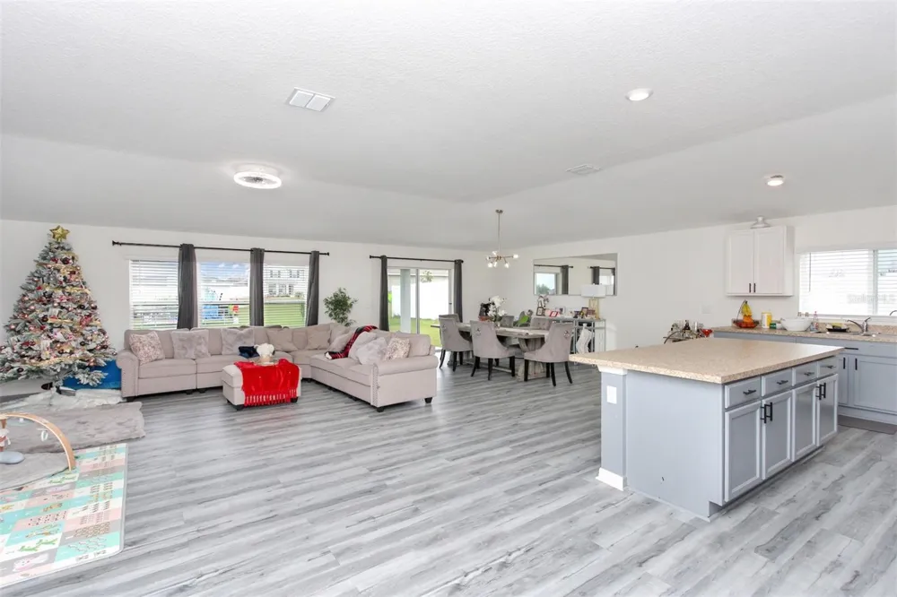 2220 GLADIOLUS LANE Mascotte, FL 34753