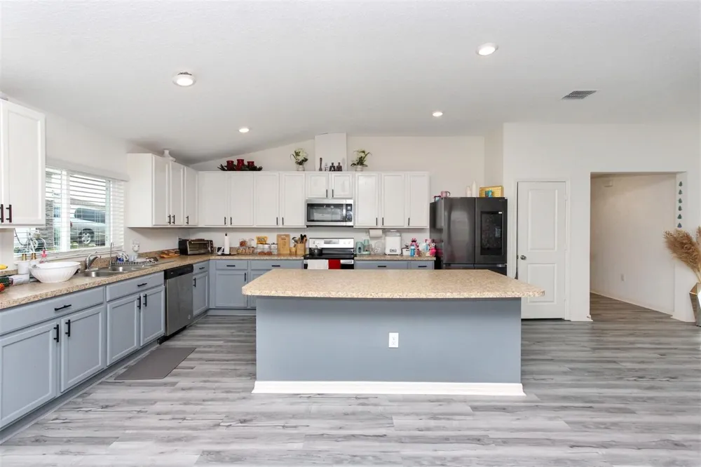 2220 GLADIOLUS LANE Mascotte, FL 34753