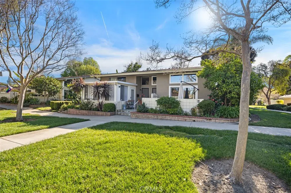 62 Calle Cadiz Laguna Woods, CA 92637