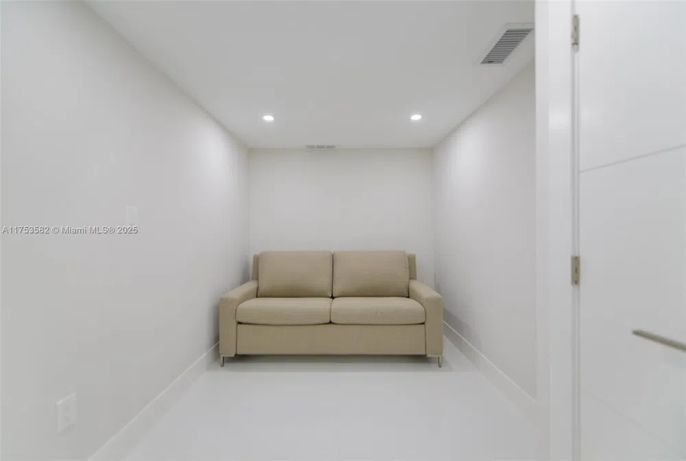 1950 S Ocean Dr #20L Hallandale Beach, FL 33009