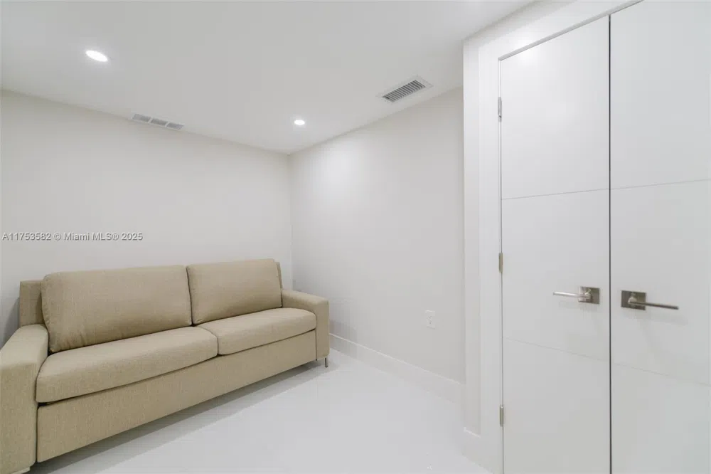 1950 S Ocean Dr #20L Hallandale Beach, FL 33009